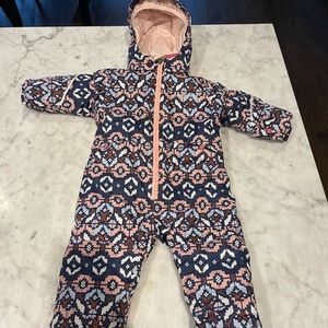 Patagonia snow suit 12-18 months, bunting suit